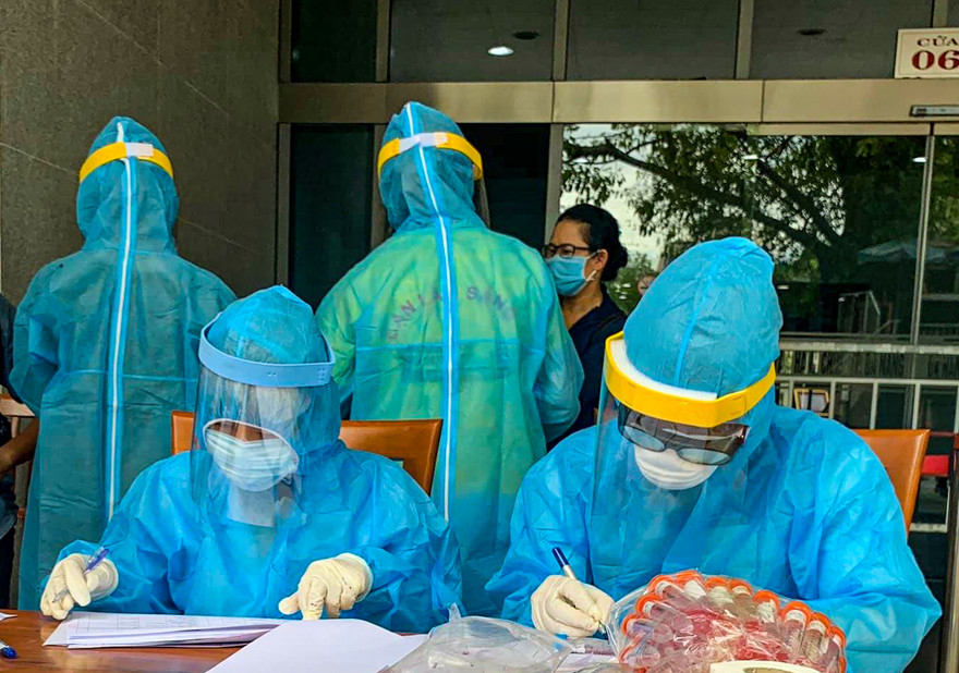 Lực lượng y tế Đà Nẵng nổ lực lấy mẫu phẩm kịp thời phát hiện ca nhiễm, khoanh vùng dập dịch. 