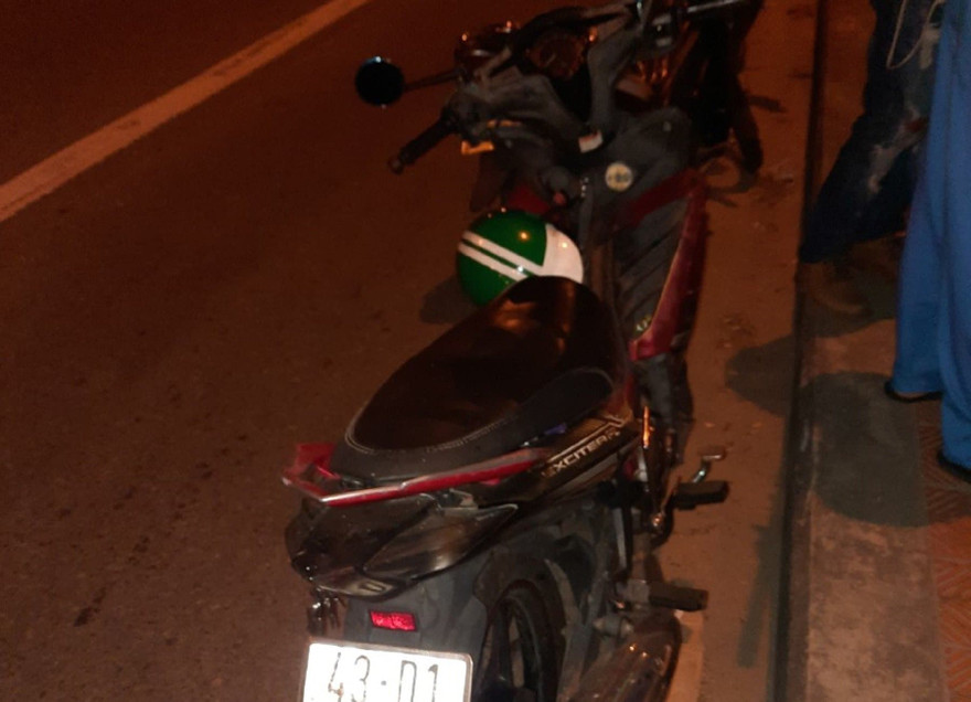 Chiếc xe máy của tài xế grab để lại trên cầu Đỏ. 
