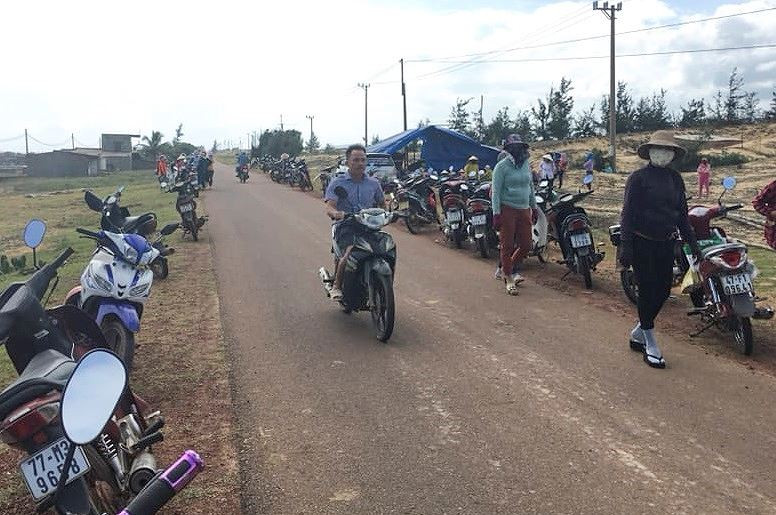 Người dân 4 thôn của xã Mỹ Thắng (huyện Phù Mỹ) tập trung phản đối dự án.