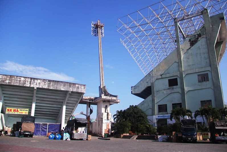 Kỷ luật 2 cán bộ tiếp tay bán sân vận động Chi Lăng