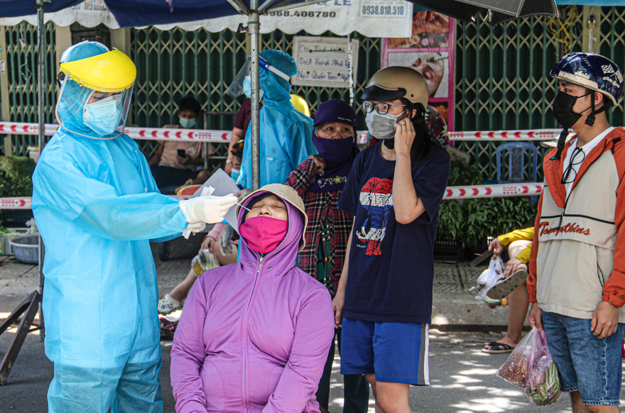 Lấy mẫu xét nghiệm các tiểu thương trên địa bàn TP Đà Nẵng nơi các bệnh nhân mắc COVID-19 có lịch trình ghé qua. Ảnh: Nguyễn Thành