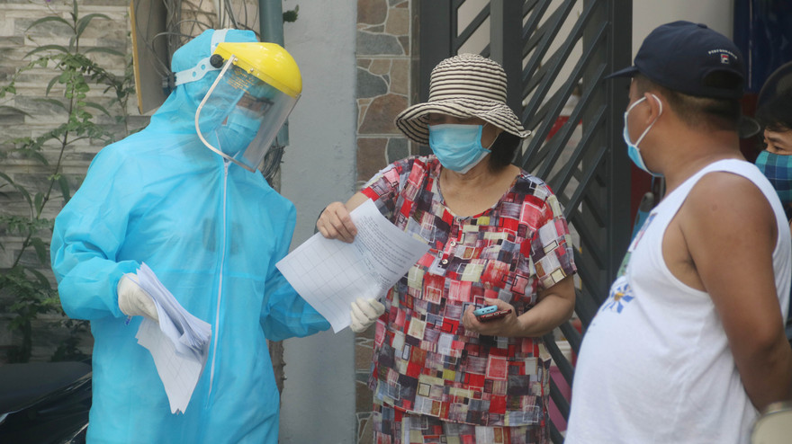 Cơ quan chức năng điều tra dịch tễ taị các khu dân cư. Ảnh: Nguyễn Thành