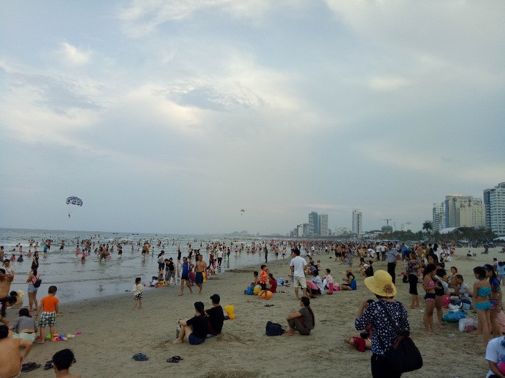 Bãi biển Đà Nẵng đông nghịt người dịp nghỉ lễ 30/4 – 1/5