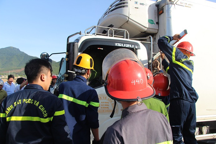 Lực lượng chức năng tiến hành giải cứu 2 nạn nhân sau vụ tai nạn.