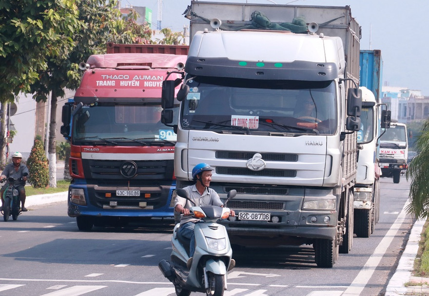 Tách xe máy với “hung thần” container trên cung đường ám ảnh tai nạn