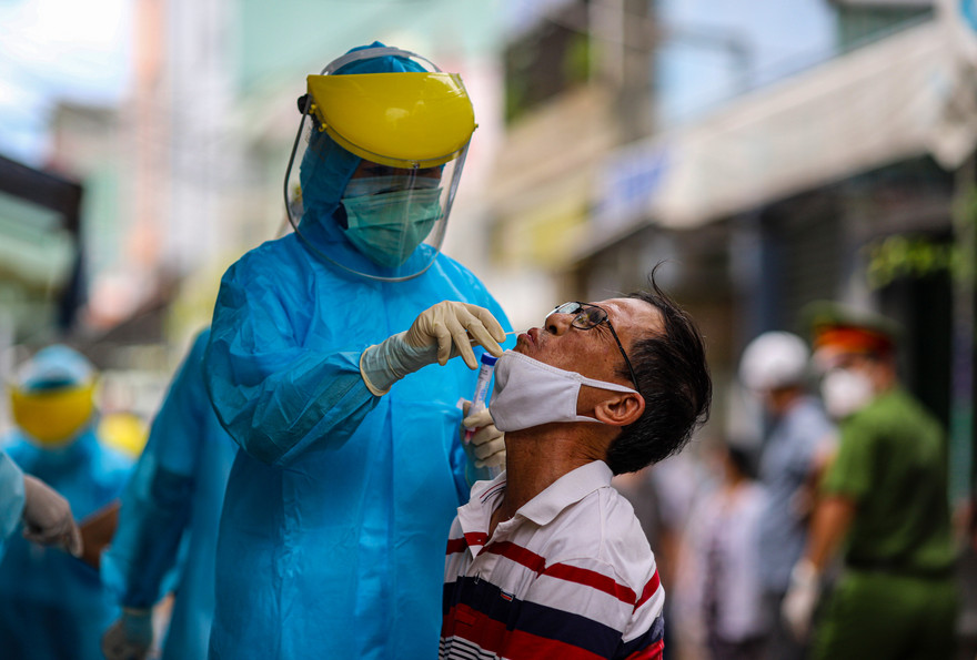 Lấy mẫu xét nghiệm tìm người mắc COVID-19 ở cộng đồng tại Đà Nẵng. 