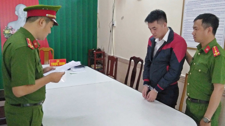 Cơ quan Công an tống đạt quyết định khởi tố, lệnh bắt giam đối với Vũ Xuân Ngữ. Ảnh: CA