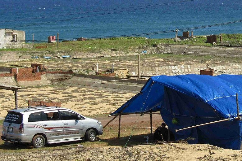 Chiếc xe ô tô bị giữ bên cạnh lán trại người dân dựng lên trong vùng dự án để phản đối. 