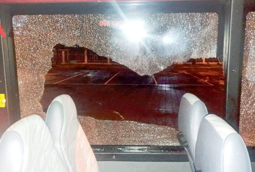 Cửa kinh xe buýt bị đập bể