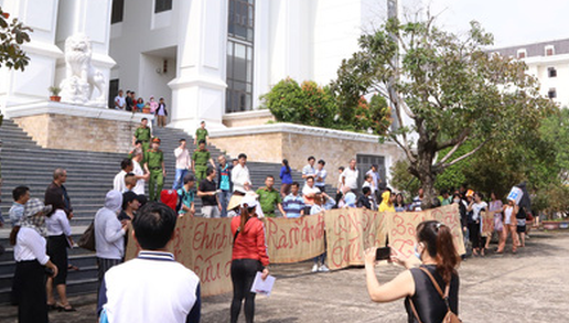 Khách hàng tập trung phản ứng việc nguyên đơn vắng mặt. Ảnh : C.Đ