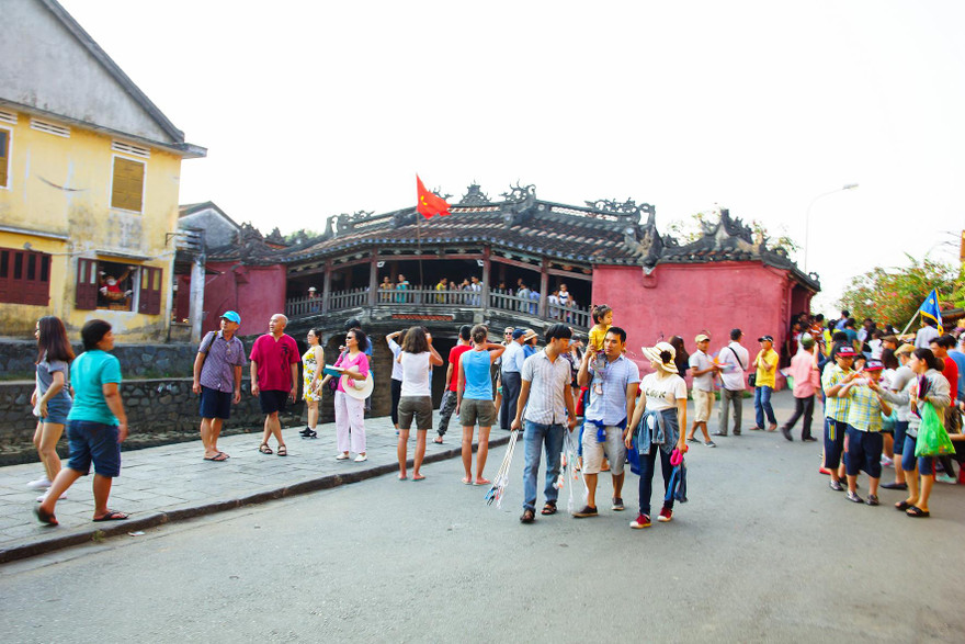 Du khách tham quan phố cổ Hội An