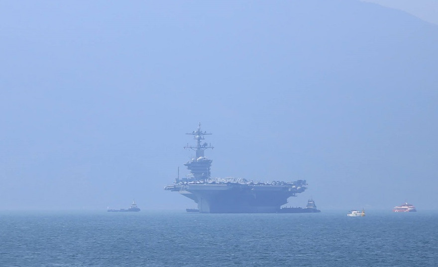 Tàu sân bay của Hải quân Mỹ neo tại vinh Đà Nẵng. Ảnh Nguyễn Thành