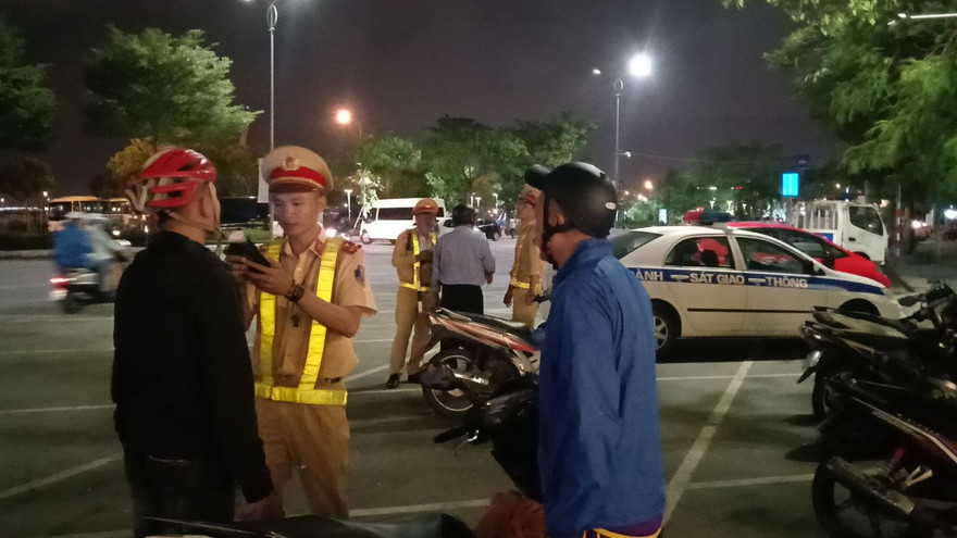 Lực lượng CSGT (Công an TP Đà Nẵng) kiểm tra nồng độ cồn người tham gia giao thông vào tối 2/1. ảnh : Đ.T