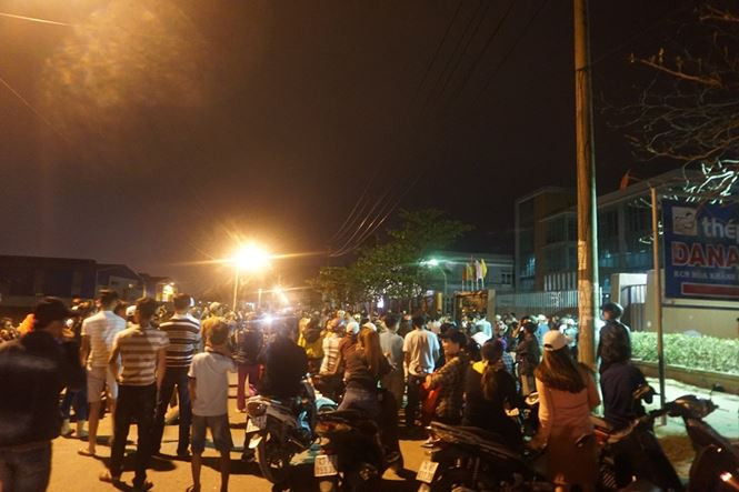 Người dân vây nhà máy thép Dana - Ý và Dana - Úc hồi cuối tháng 2/2018 để phản đối vì ô nhiễm. Ảnh : Giang Thanh