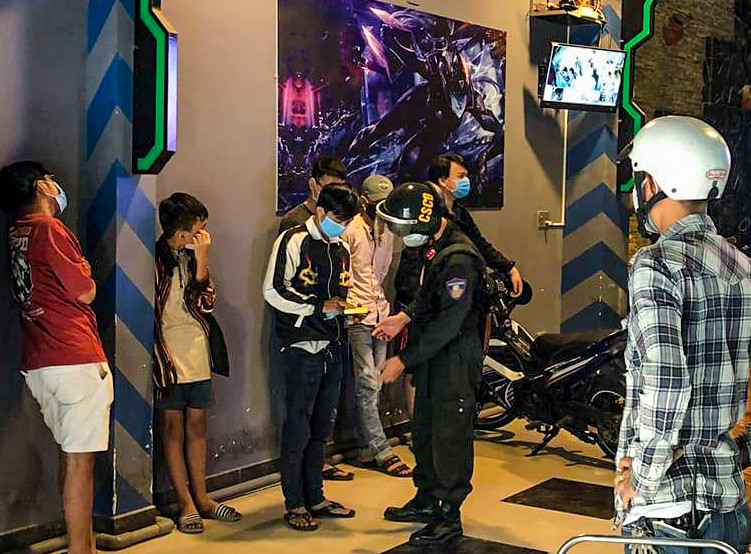 Công an ập vào quán internet phát hiện các thanh thiếu niên tụ tập, "cày game" giữa mùa dịch COVI-19