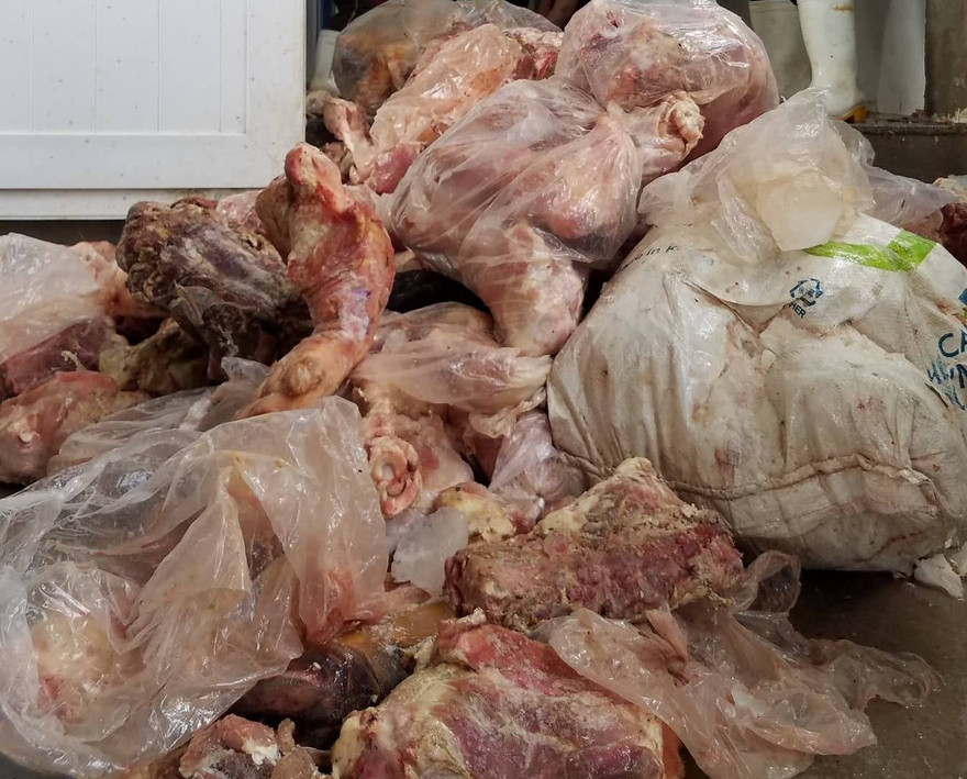 Cận cảnh số lượng thịt và nội tạng lợn và bò bắt đầu phân hủy, bốc mùi hôi thối. 