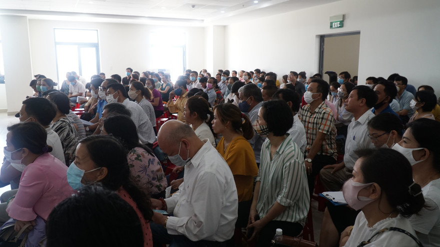 Hàng trăm khách hàng đặt cọc mua đất tham dự phiên toà. 