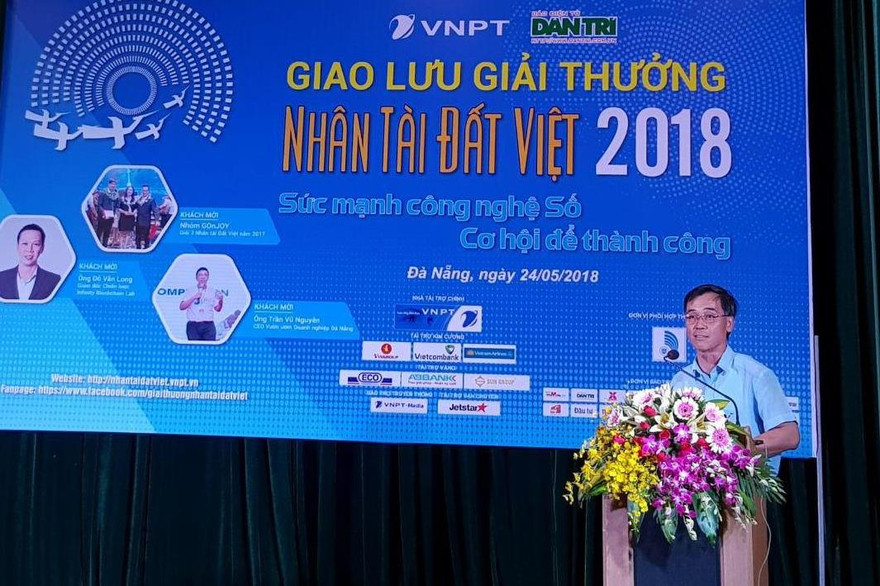 Đại diện ban tổ chức phát biểu tại chương trình. 