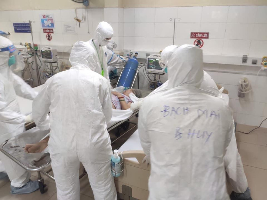 Chữa trị bệnh nhân mắc COVID-19 ở bệnh viện dã chiến Hoà Vang.