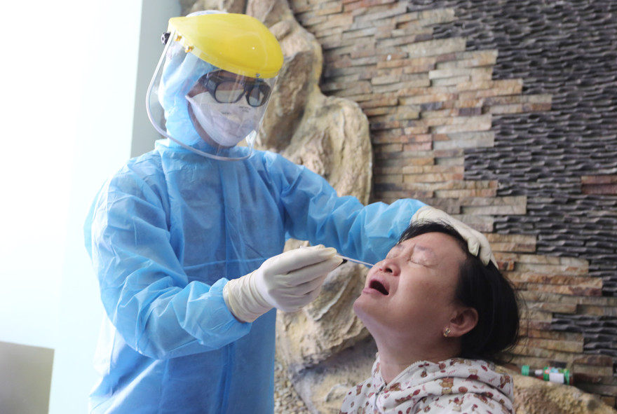 Nhân viên y tế quận Liên Chiểu (TP Đà Nẵng) lấy mẫu phẩm xét nghiệm SARS-CoV-2 tại khu dân cư nơi bệnh nhân 416 sinh sống và từng lui tới. 