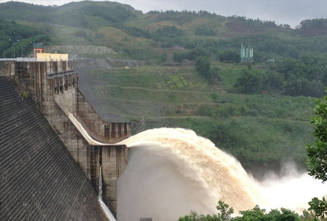 Nhà máy thủy điện Sông Tranh 2 trong một lần xả lũ. 