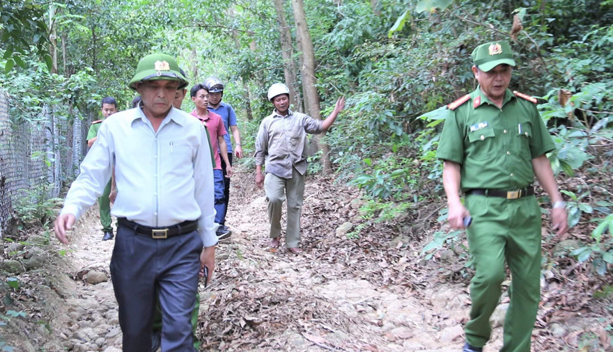 Đại tá Trần Mưu (bên trái) kiểm tra hiện trường rừng Hải Vân nơi phạm nhân Triệu Quân Sư lẫn trốn. Ảnh: H.N