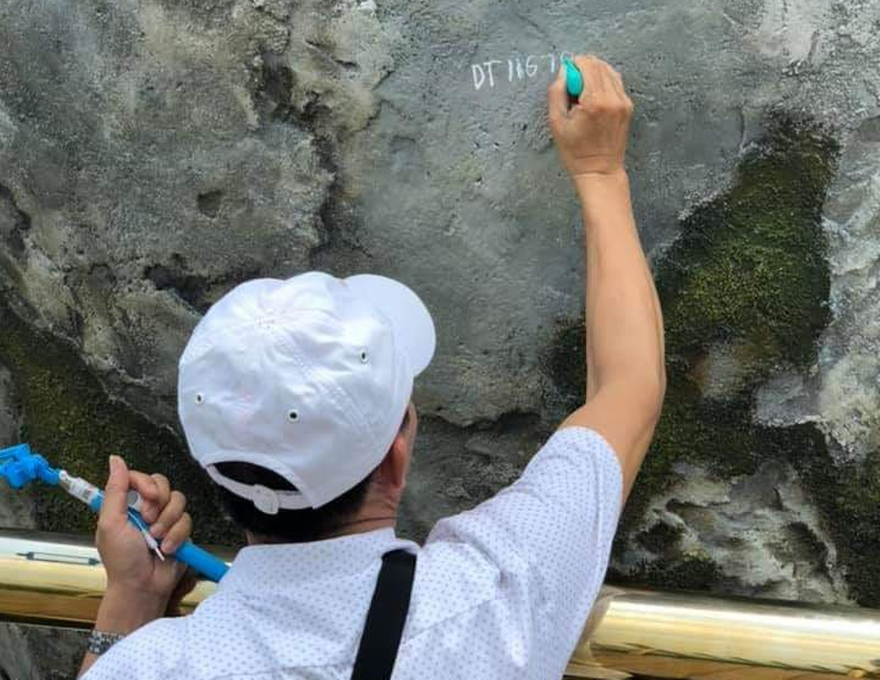 Du khách thản nhiên vẽ bậy lên cầu Vàng