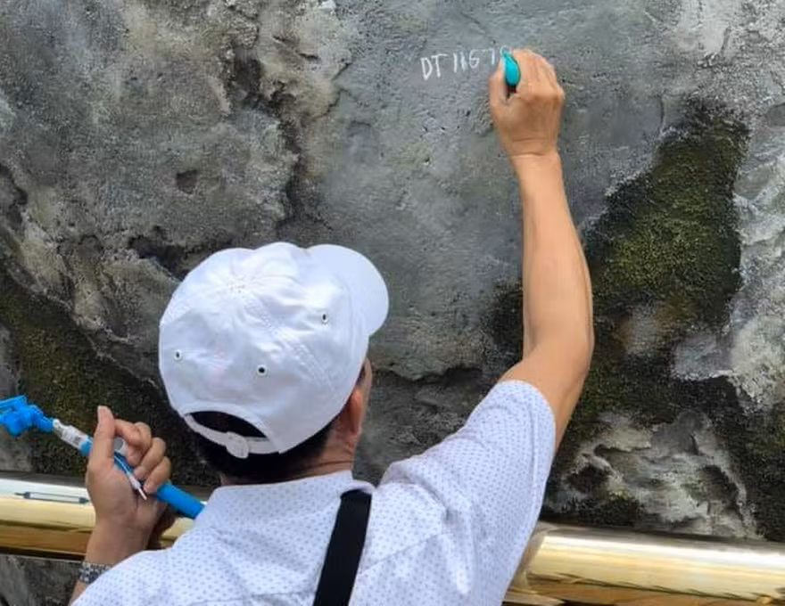 Du khách thản nhiên vẽ bậy lên cầu Vàng