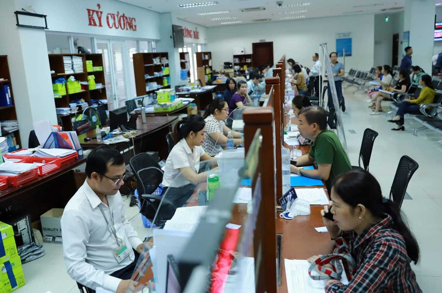 Người dân giao dịch tại Trung tâm hành chính TP Đà Nẵng. 