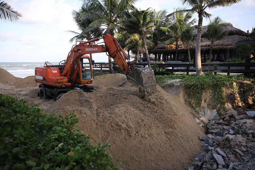 Nước từ cống xả 'xé toạc' vỉa hè, bờ biển Mỹ Khê xói lở nghiêm trọng