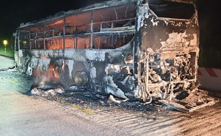 Xe khách cháy rụi, trơ khung. 