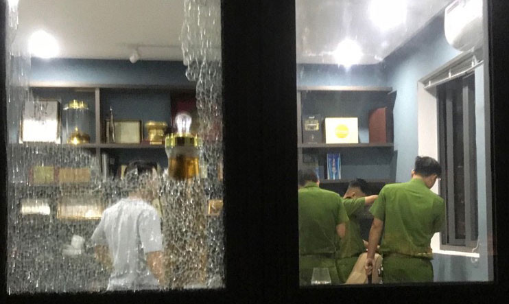 Công an khám nghiệm hiện trường vụ việc.