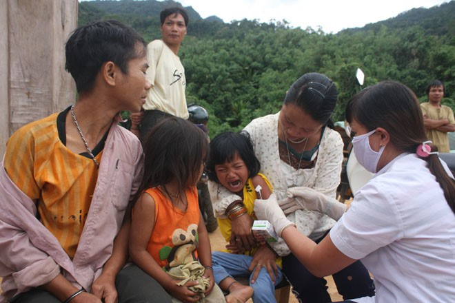 Tiêm phòng bạch hầu tại vùng ổ dịch bạch hầu ở xã Phước Lộc, huyện Phước Sơn (Quảng Nam) hồi năm 2015. Ảnh: Nguyễn Thành