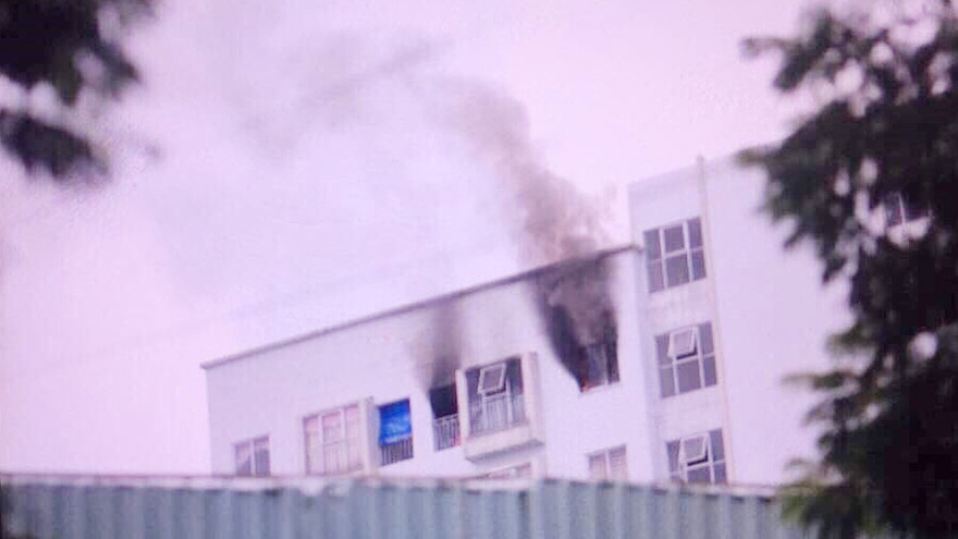 Khói bốc cao từ tầng 12 chung cư 12T5. 