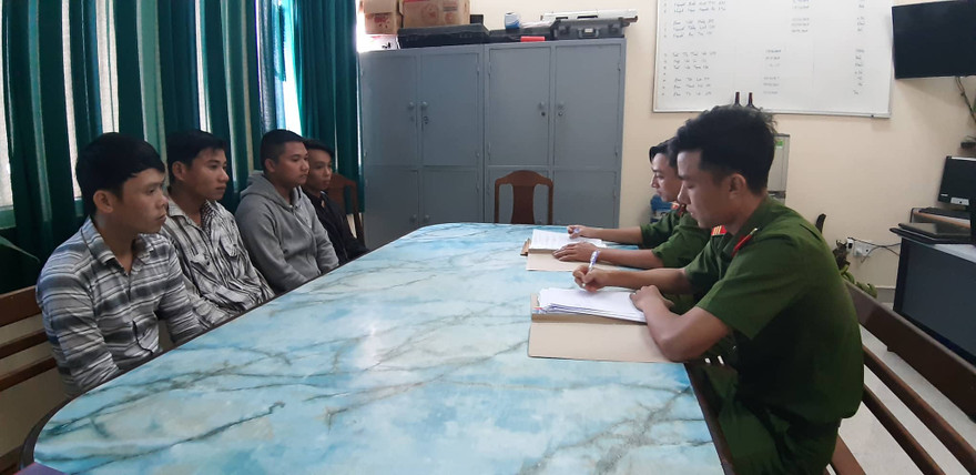 Bốn đối tượng chống người thi hành công vụ, tham gia đánh Thiếu úy Nguyễn Quốc Huy, tại cơ quan công an. Ảnh: Nguyễn Thành 