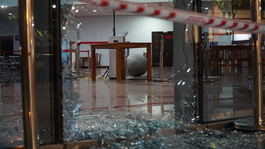 Ô tô lao vỡ kính toà nhà trung tâm hành chính thành phố Đà Nẵng