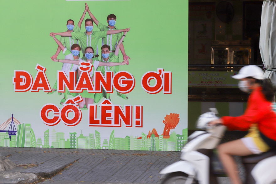 Một pano cổ vũ Đà Nẵng trong cuộc chiến chống COVID-19 được dựng lên ở đường Trần Phú.