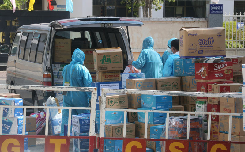 Nhiều tổ chức, cá nhân ủng hộ nhu yếu phẩm cho bệnh viện và khu vực phong toả. Ảnh: Nguyễn Thành