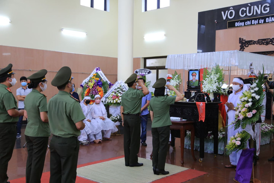 Cán bộ chiến sĩ công an TP Đà Nẵng đến viếng đồng đội vừa hi sinh khi làm nhiệm vụ. Ảnh: C.K