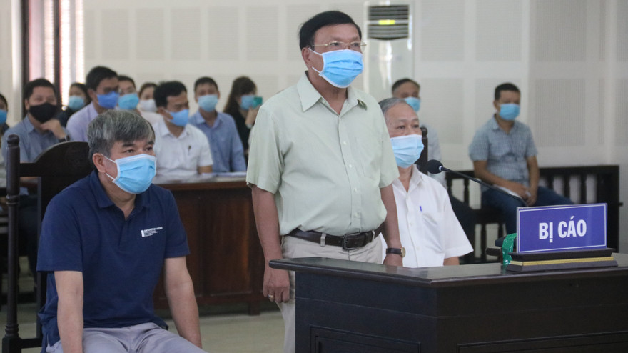 Ba bị cáo tại phiên xử sáng nay. Ảnh: Nguyễn Thành