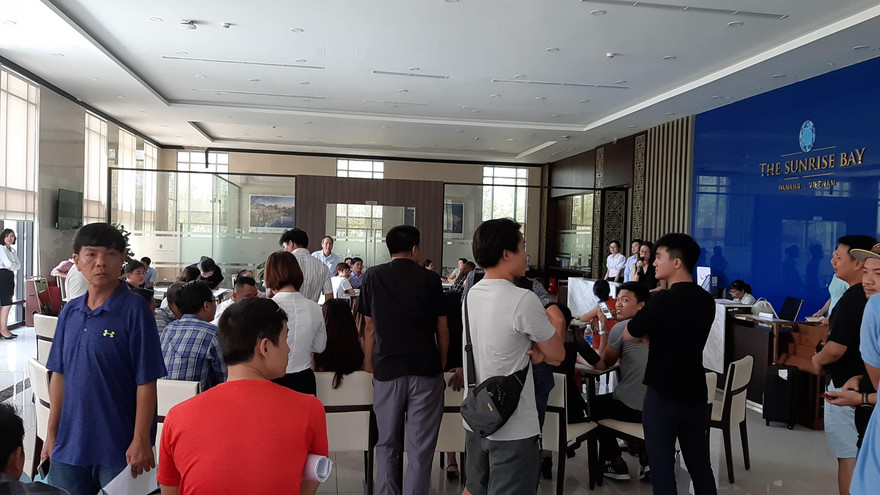 Khách hàng tập trung tại dự án để đòi quyền lợi. Ảnh Nguyễn Thành