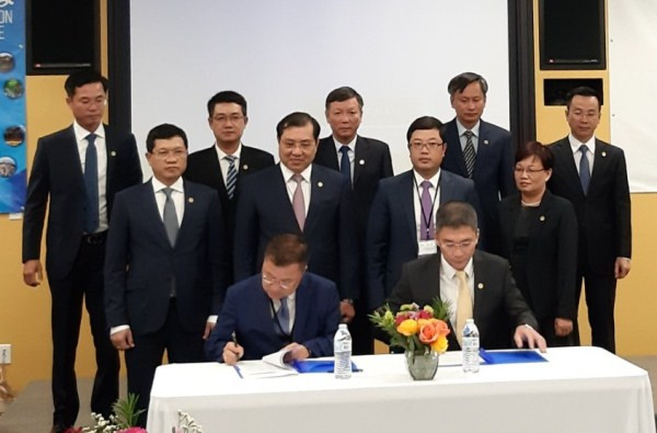 Ông Huỳnh Đức Thơ, Chủ tịch UBND TP Đà Nẵng cùng lãnh đạo TP chứng kiến việc ký kết các ghi nhớ tại tọa đàm. Ảnh: Danang.gov.vn