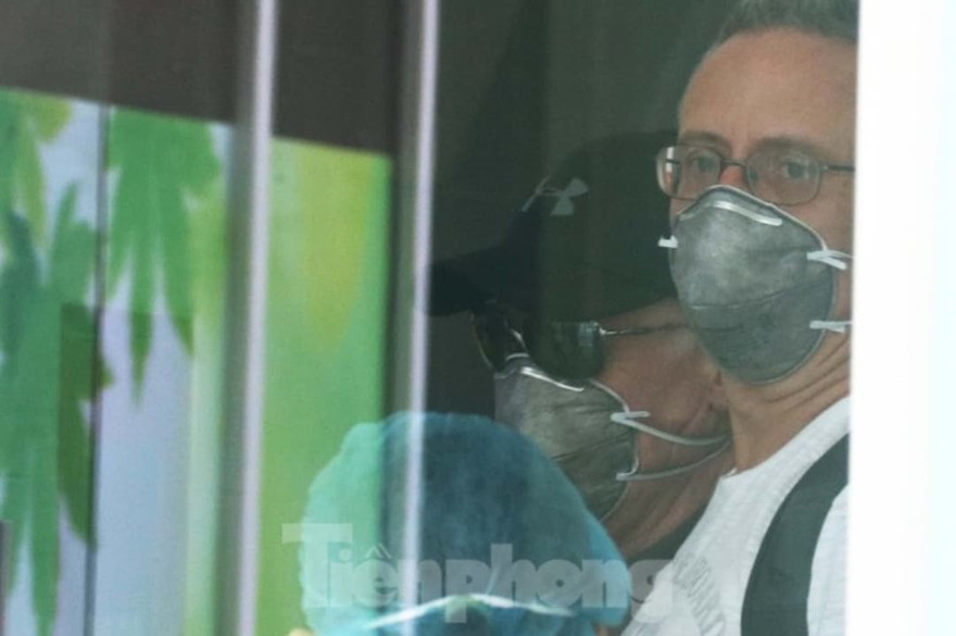 Bệnh nhân số 22 và số 23 (cùng quốc tịch Anh) được bệnh viện Đà Nẵng cho xuất viện vào ngày 27/3. Ảnh: Nguyễn Thành