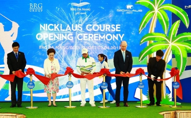 Cắt băng khai trương sân golf mới mang phong cách bờ kè. 