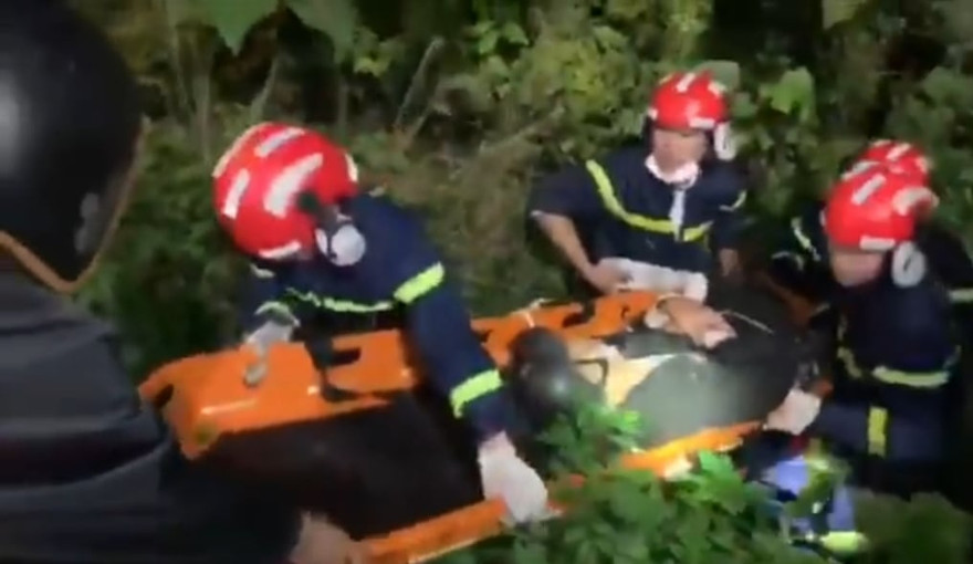 Nam thanh niên được đưa lên từ vực sâu. 
