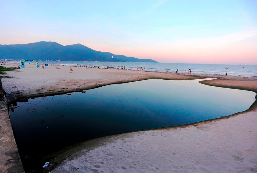 Tình trang nước thải chưa qua xử lý chảy ra biển Đà Nẵng diễn ra nhiều năm nay, gây ô nhiễm và mất mỹ quan. Ảnh N.T
