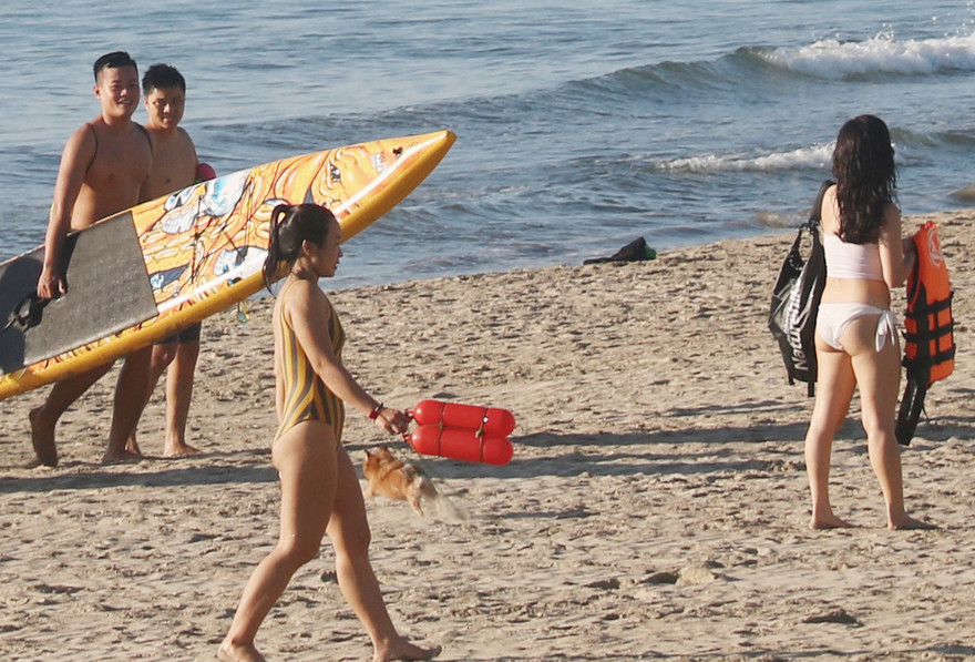 Dân Đà Nẵng đổ xô tắm biển, hàng quán đông đúc khách