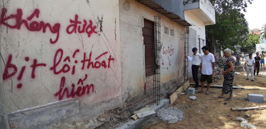 Trạm trung chuyển xe buýt nhanh bịt lối thoát hiểm bị dân phản đối