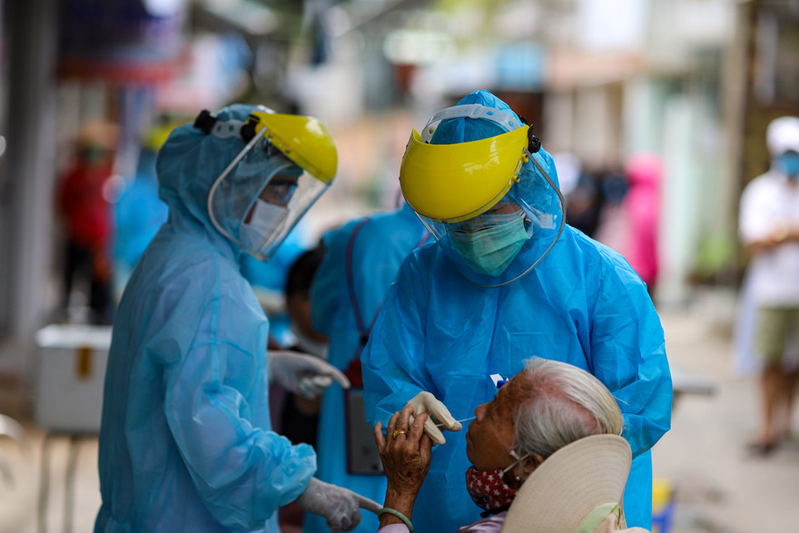 Lấy mẫu xét nghiệm truy tìm virus SARS-CoV-2 ở Đà Nẵng.