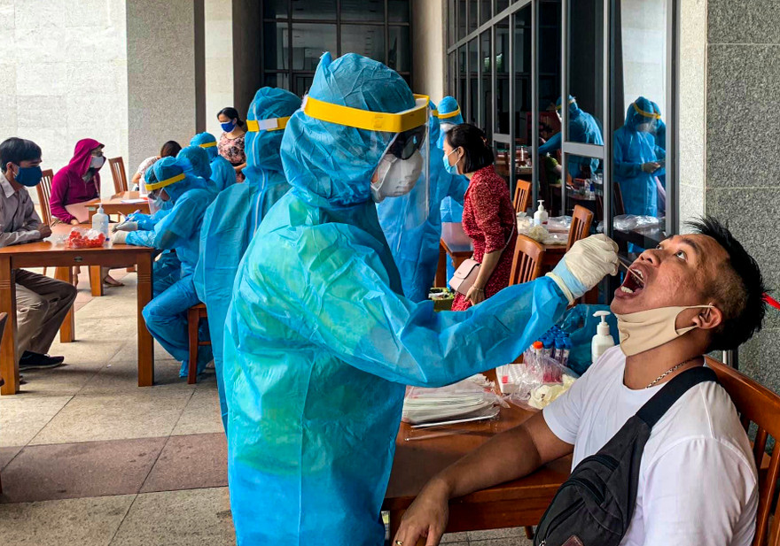 Lấy mẫu xét nghiệm cán bộ, nhân viên làm việc tại Trung tâm hành chính TP Đà Nẵng. 